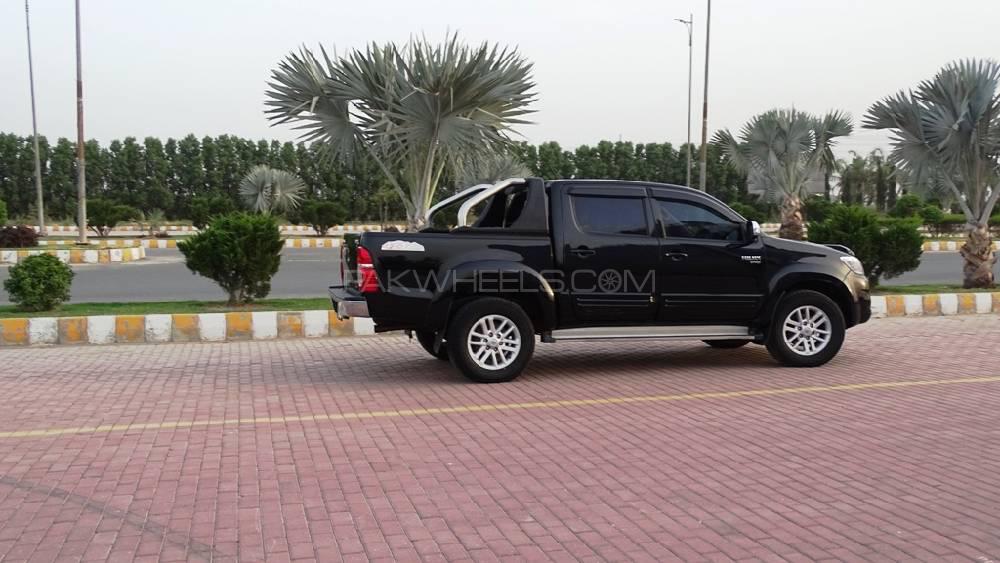 Toyota Hilux 2015 for Sale in Multan Toyota Hilux 2015 for Sale in Multan Image-18