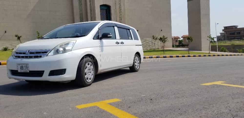 Toyota ISIS 2010 for Sale in Peshawar Image-1