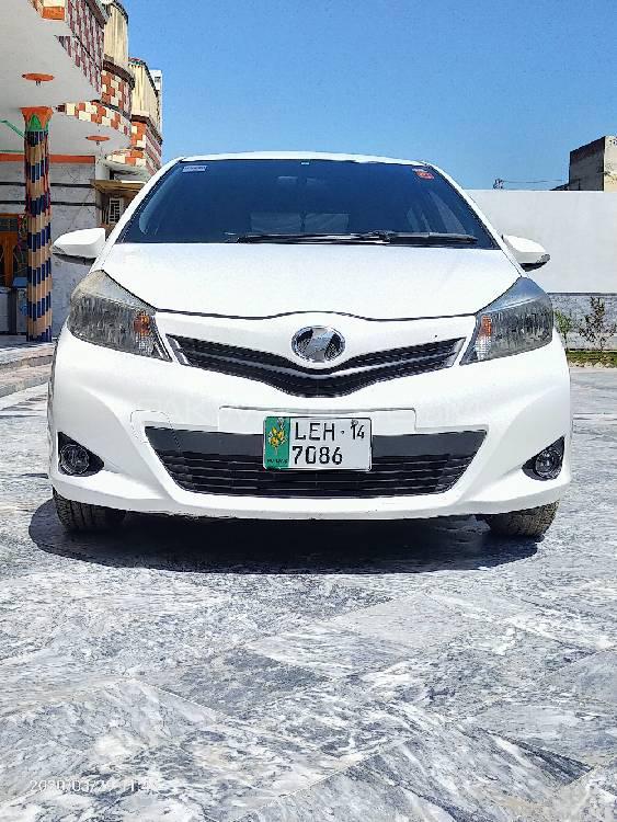 Toyota Vitz 2011 for Sale in Mardan Image-1