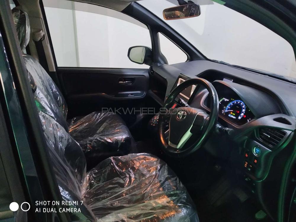 Toyota Voxy 2014 for Sale in Lahore Toyota Voxy 2014 for Sale in Lahore Image-5