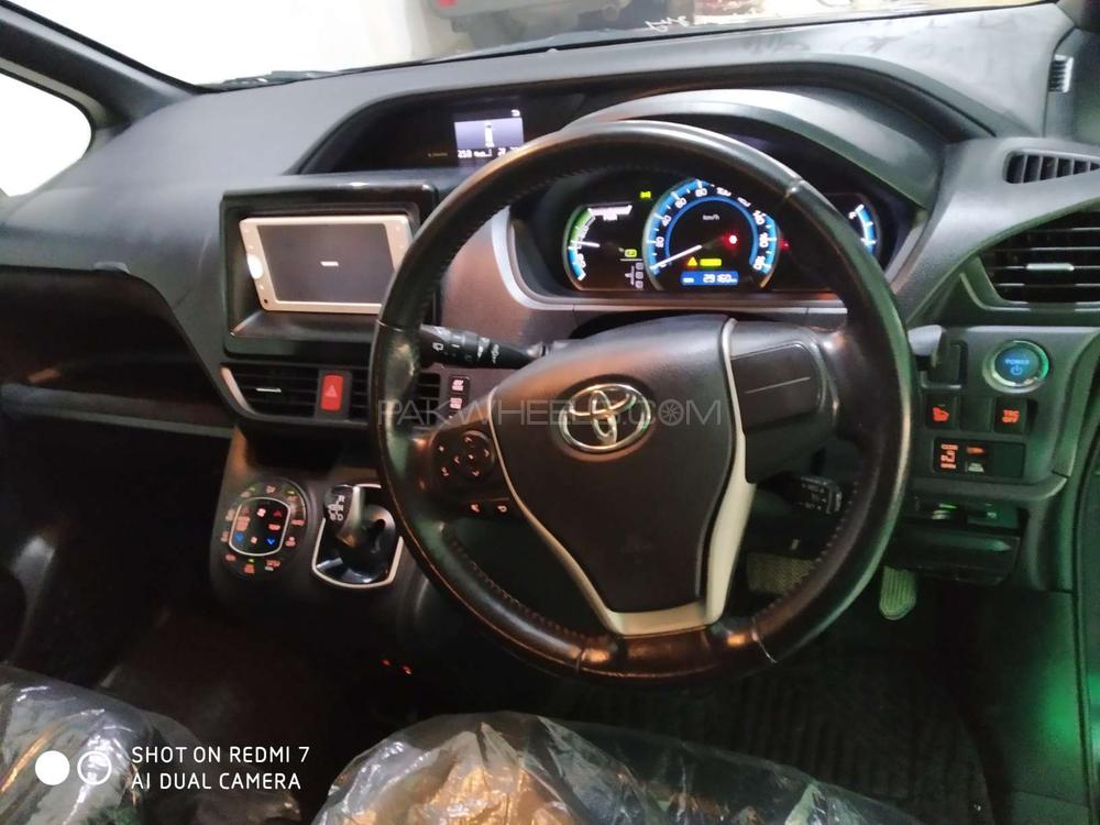 Toyota Voxy 2014 for Sale in Lahore Toyota Voxy 2014 for Sale in Lahore Image-6