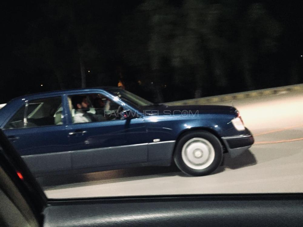 Mercedes Benz E Class - 1992  Mercedes Benz E Class - 1992  Image-2