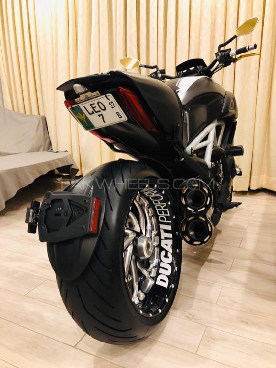 Ducati 1198 S - 2015  Image-1