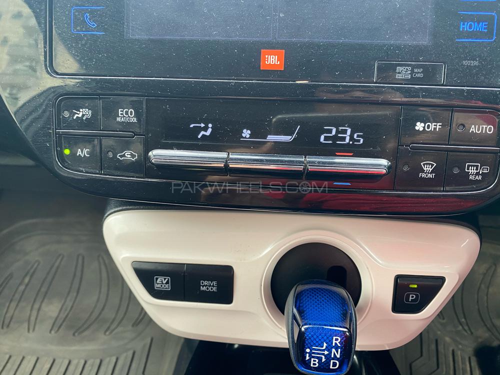 Toyota Prius 2018 for Sale in Lahore Toyota Prius 2018 for Sale in Lahore Image-12