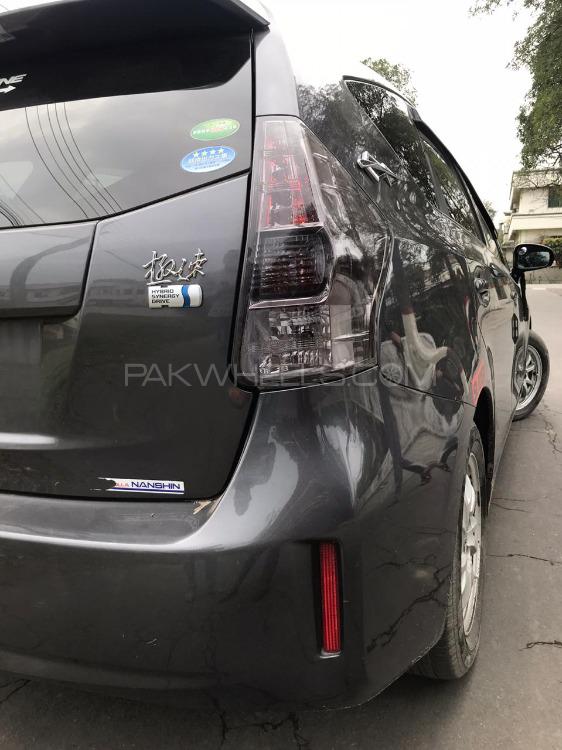 Toyota Prius Alpha - 2013  Toyota Prius Alpha - 2013  Image-4