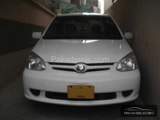 Toyota Platz 2004 for Sale in Karachi Image-1