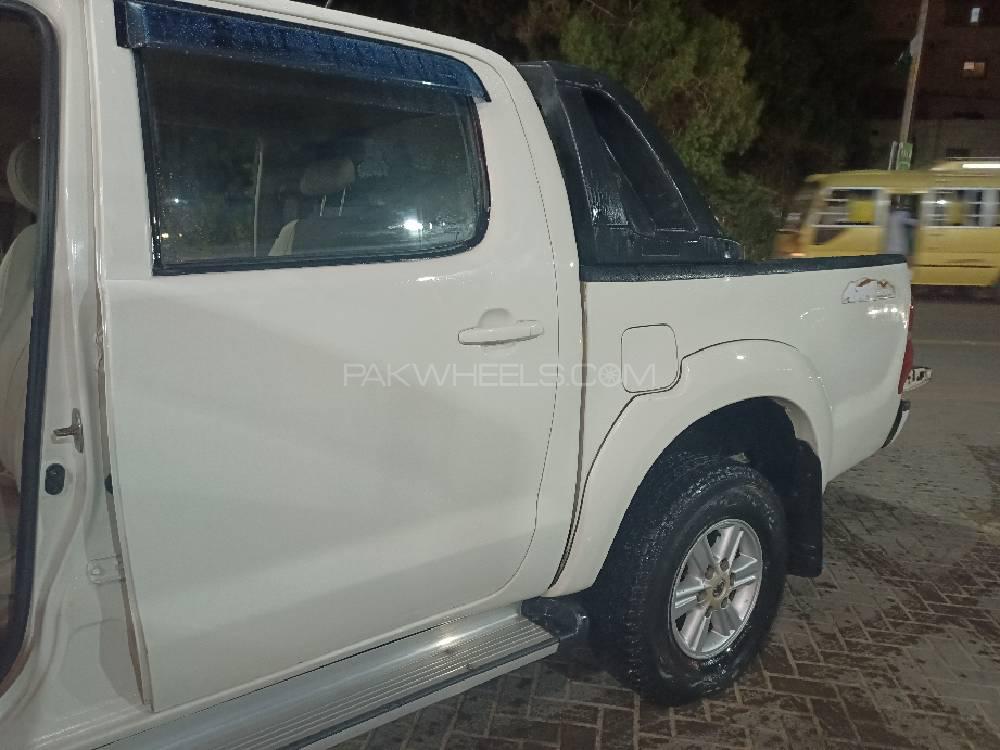 Toyota Hilux 2014 for Sale in Karachi Toyota Hilux 2014 for Sale in Karachi Image-5