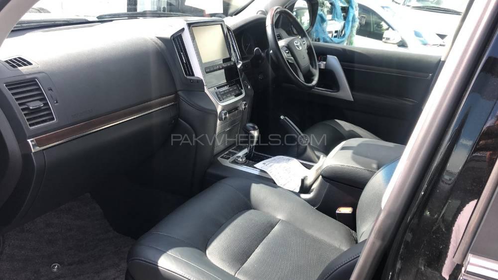 Toyota Land Cruiser 2016 for Sale in Lahore Toyota Land Cruiser 2016 for Sale in Lahore Image-6