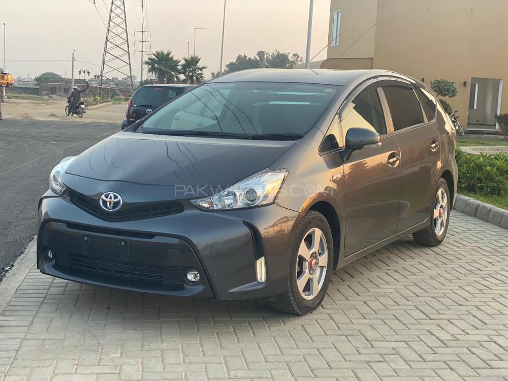 Toyota Prius Alpha 2017 for Sale in Sheikhupura Image-1