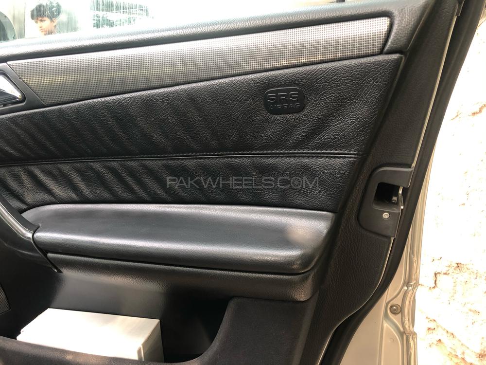 مرسڈیز بینز سی کلاس 2002 for Sale in پشاور مرسڈیز بینز سی کلاس 2002 for Sale in پشاور Image-3