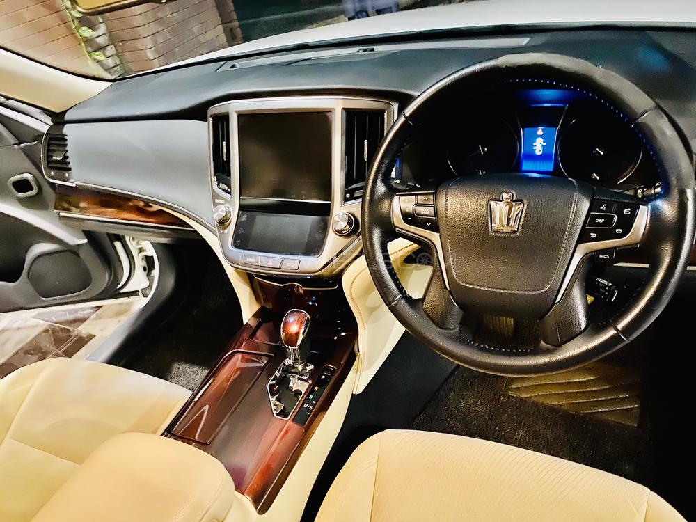 Toyota Crown 2014 for Sale in Islamabad Toyota Crown 2014 for Sale in Islamabad Image-11