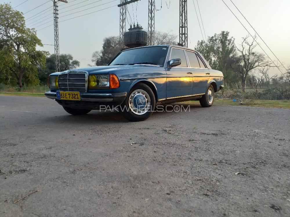 Mercedes Benz 200 D - 1983 papa smurf Image-1