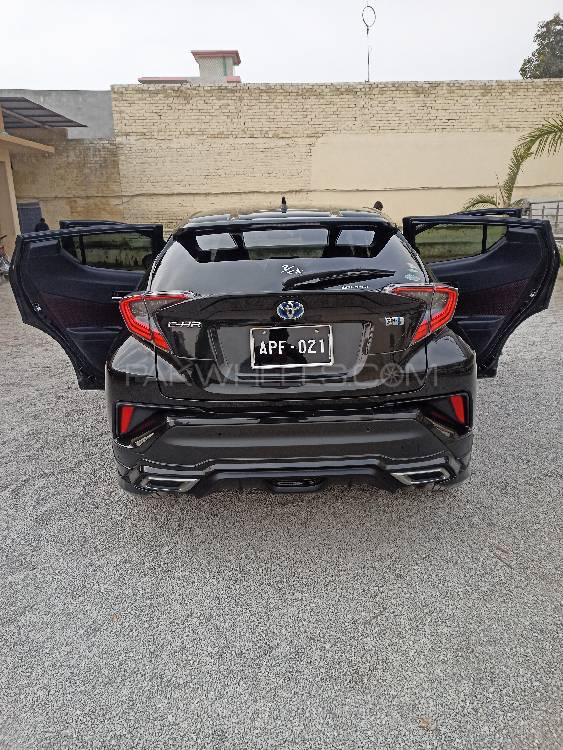 Toyota C-HR - 2017 Mini cruiser Toyota C-HR - 2017 Mini cruiser Image-2