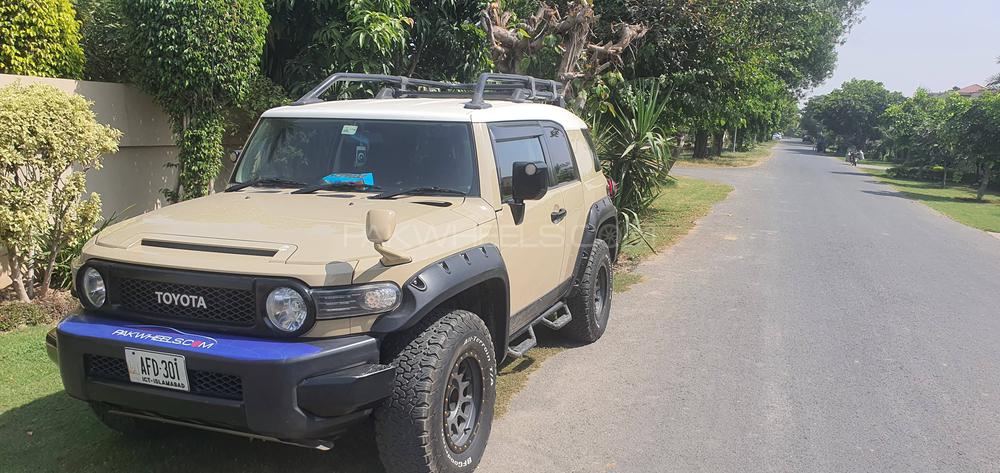 Toyota Fj Cruiser 2011 for Sale in Lahore Toyota Fj Cruiser 2011 for Sale in Lahore Image-2