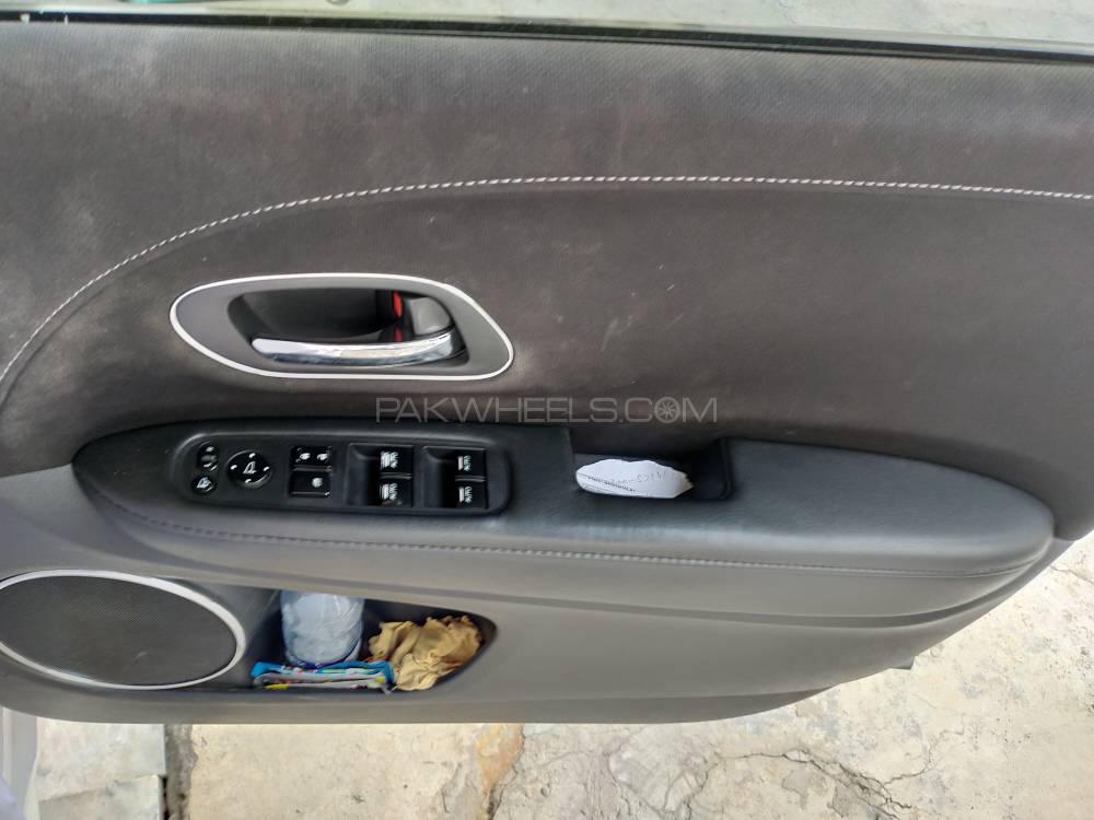 Honda Vezel 2014 for Sale in Nowshera cantt Honda Vezel 2014 for Sale in Nowshera cantt Image-6