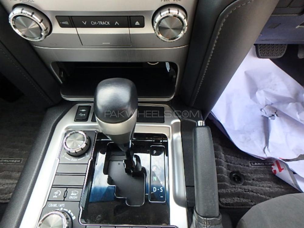 Toyota Land Cruiser 2016 for Sale in Lahore Toyota Land Cruiser 2016 for Sale in Lahore Image-7