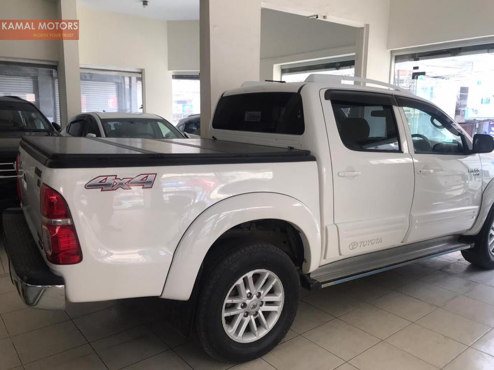 Toyota Hilux 2015 for Sale in Karachi Toyota Hilux 2015 for Sale in Karachi Image-4