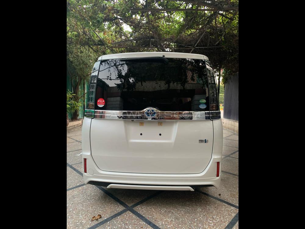 Toyota Voxy 2015 for Sale in Peshawar Toyota Voxy 2015 for Sale in Peshawar Image-7