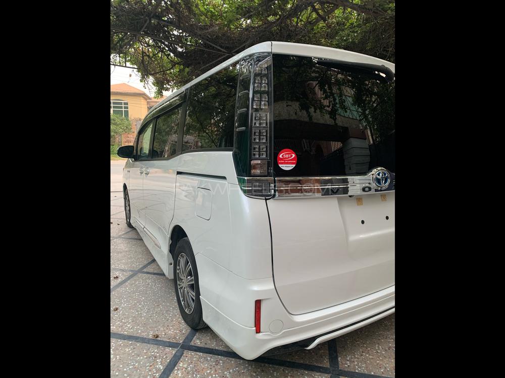 Toyota Voxy 2015 for Sale in Peshawar Toyota Voxy 2015 for Sale in Peshawar Image-8