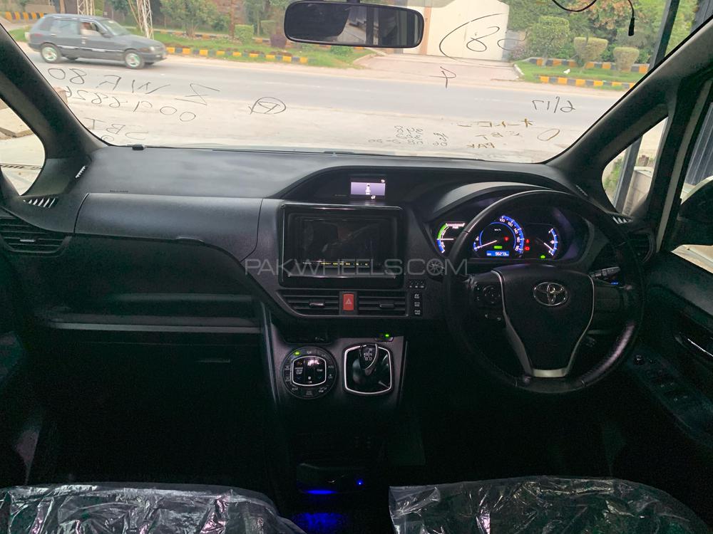 Toyota Voxy 2015 for Sale in Peshawar Toyota Voxy 2015 for Sale in Peshawar Image-16