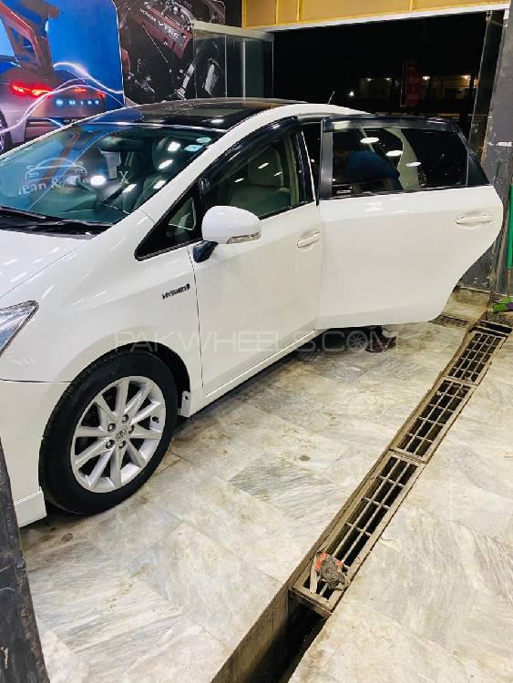 Toyota Prius Alpha 2012 for Sale in Karachi Image-1
