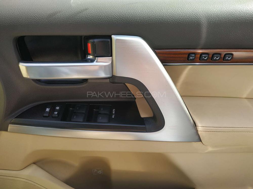 Toyota Land Cruiser 2016 for Sale in Karachi Toyota Land Cruiser 2016 for Sale in Karachi Image-10