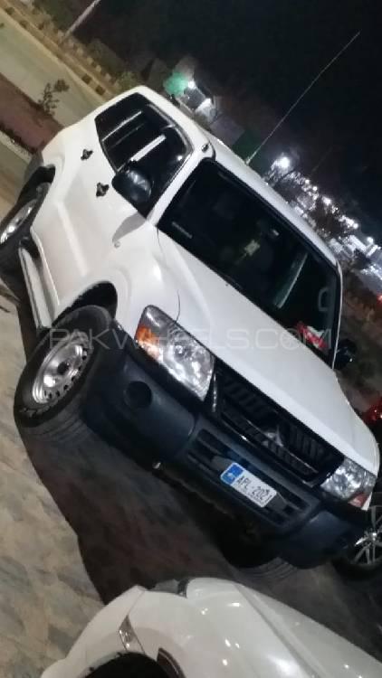 Mitsubishi Pajero 2005 for Sale in Peshawar Image-1
