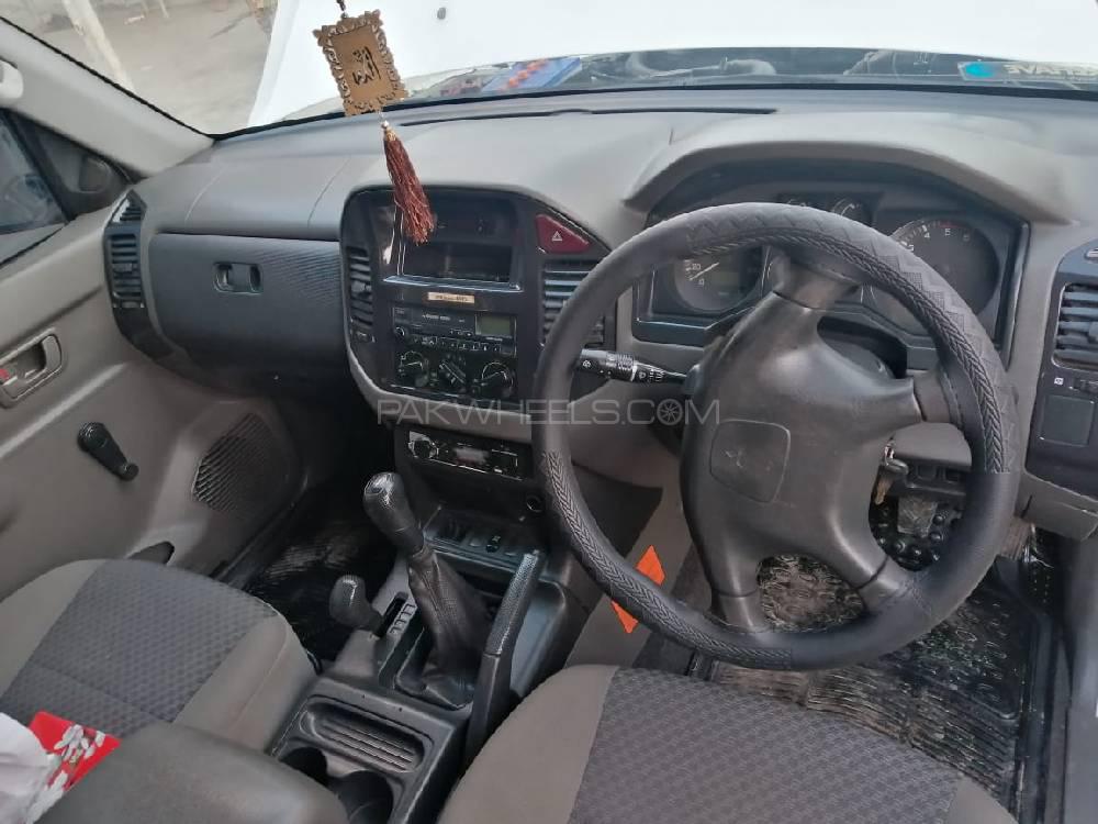مٹسوبیشی پجیرو 2005 for Sale in پشاور مٹسوبیشی پجیرو 2005 for Sale in پشاور Image-5