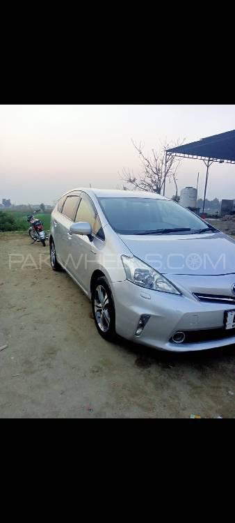 Toyota prius alpha 2012