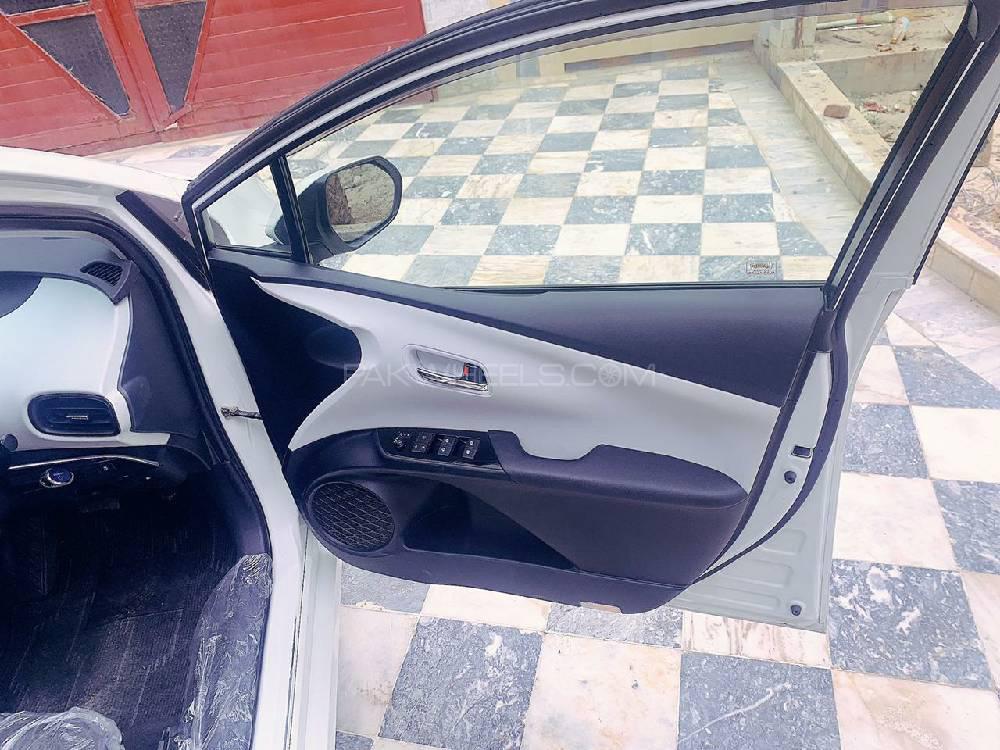 Toyota Prius 2016 for Sale in Lahore Toyota Prius 2016 for Sale in Lahore Image-19