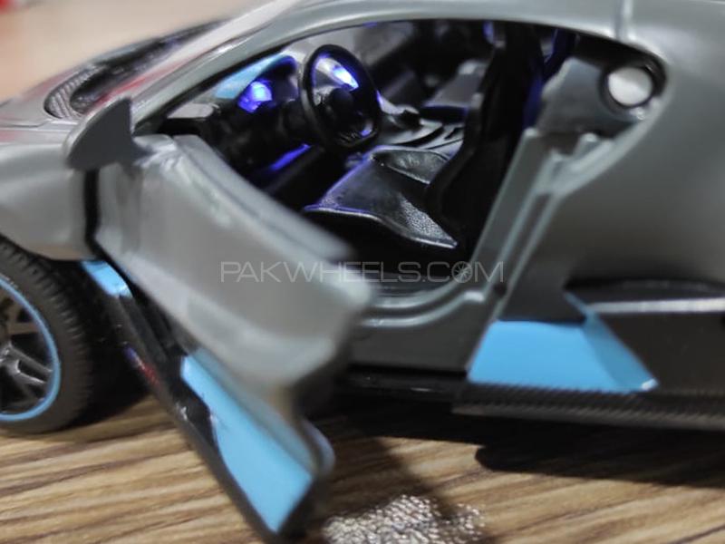 Bugatti Divo Die Cast Detailed Model Grey Bugatti Divo Die Cast Detailed Model Grey Image-4