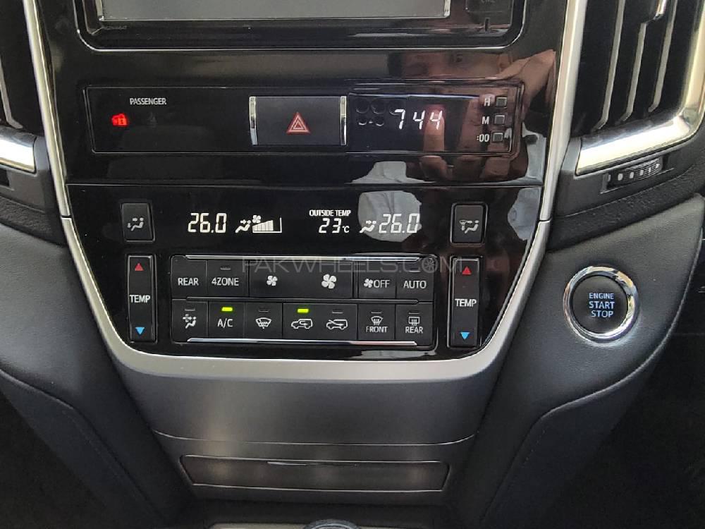 Toyota Land Cruiser 2017 for Sale in Lahore Toyota Land Cruiser 2017 for Sale in Lahore Image-7