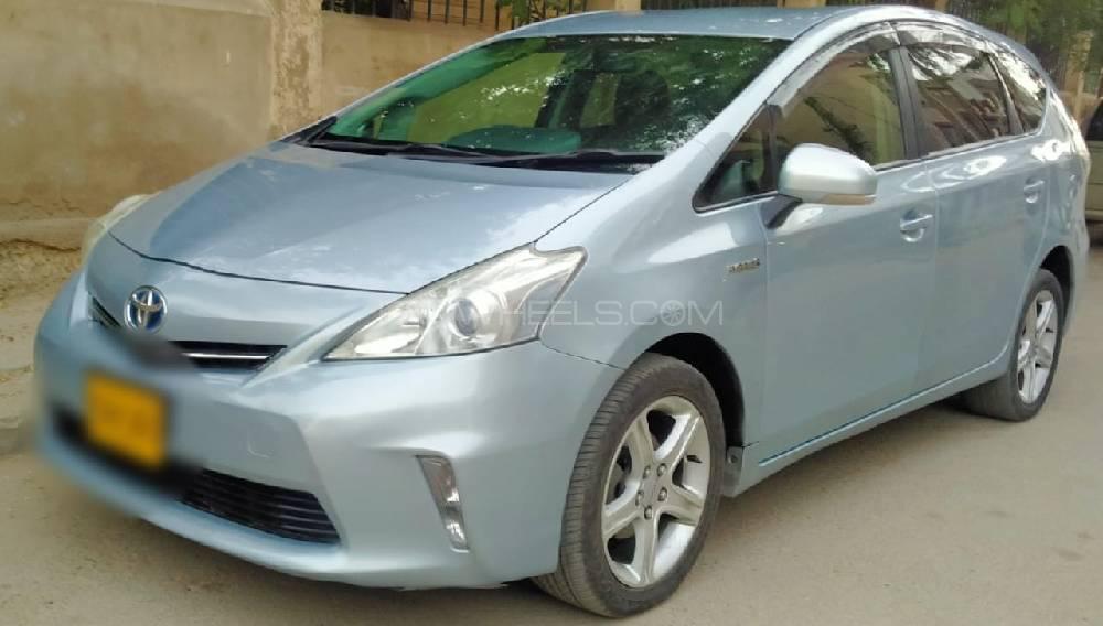 Toyota prius alpha 2012