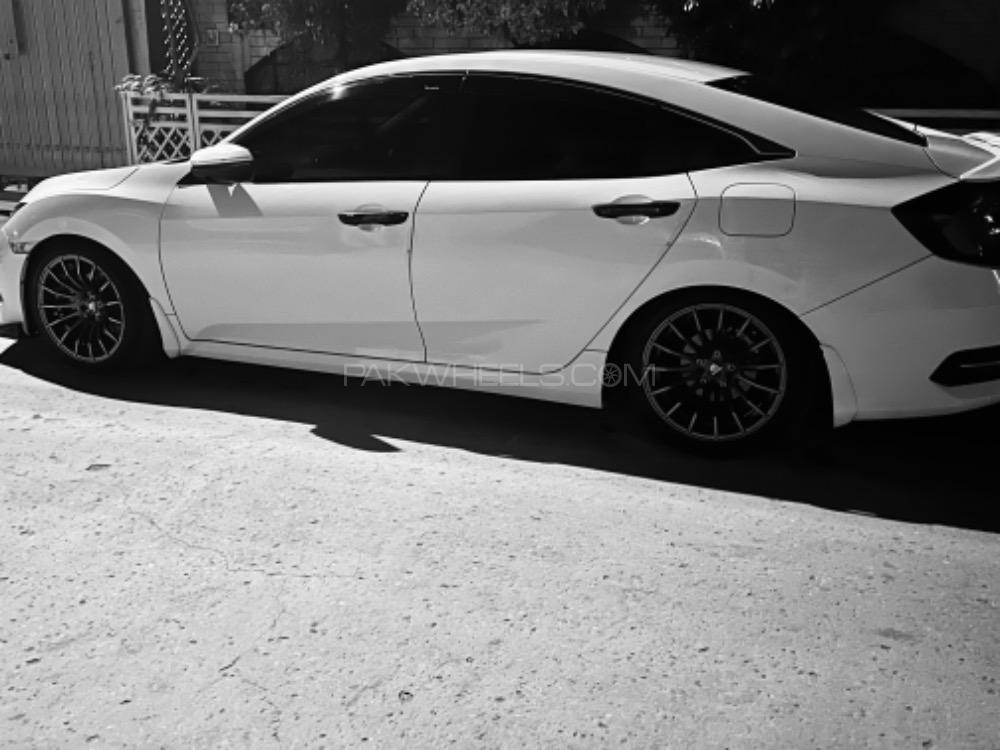 Honda Civic - 2018  Image-1