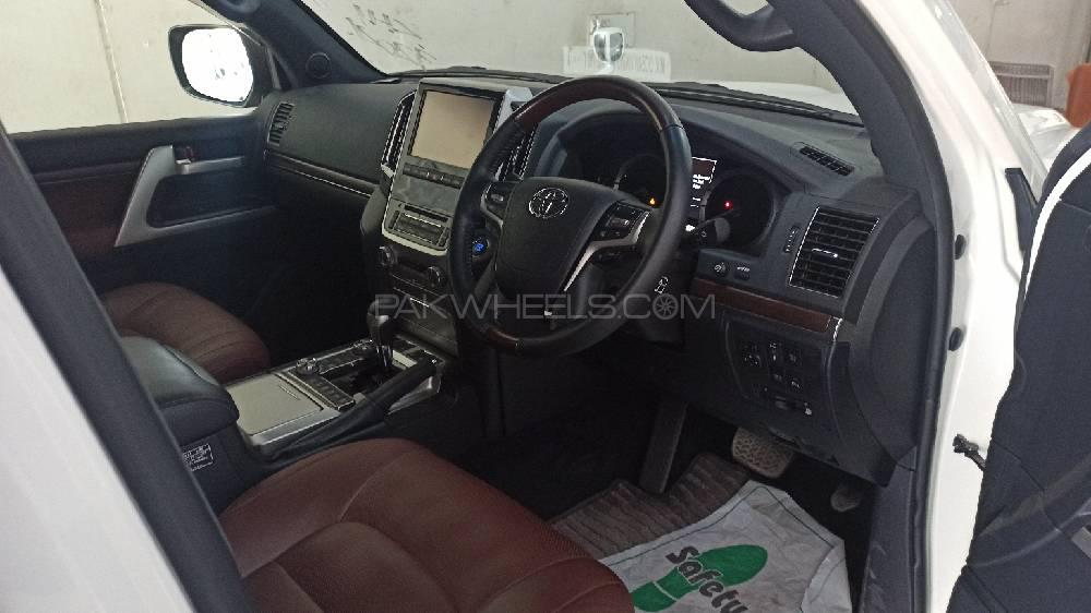 Toyota Land Cruiser 2017 for Sale in Lahore Toyota Land Cruiser 2017 for Sale in Lahore Image-4