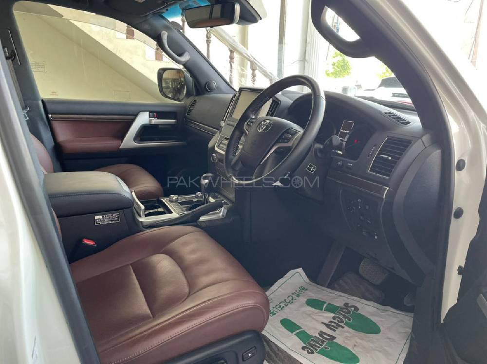 Toyota Land Cruiser 2017 for Sale in Lahore Toyota Land Cruiser 2017 for Sale in Lahore Image-5