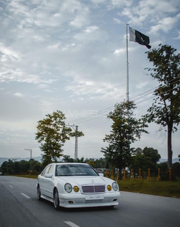 Mercedes Benz E Class - 1998  Image-1