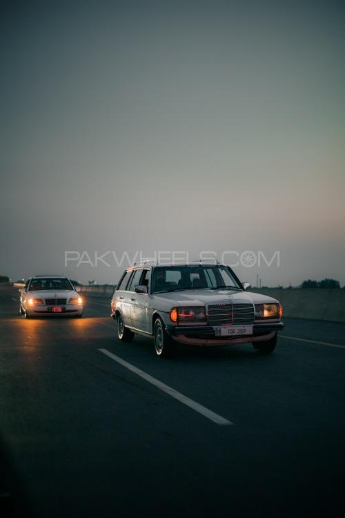 Mercedes Benz 250 D - 1985  Image-1