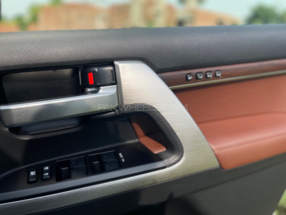 Toyota Land Cruiser 2016 for Sale in Lahore Toyota Land Cruiser 2016 for Sale in Lahore Image-13