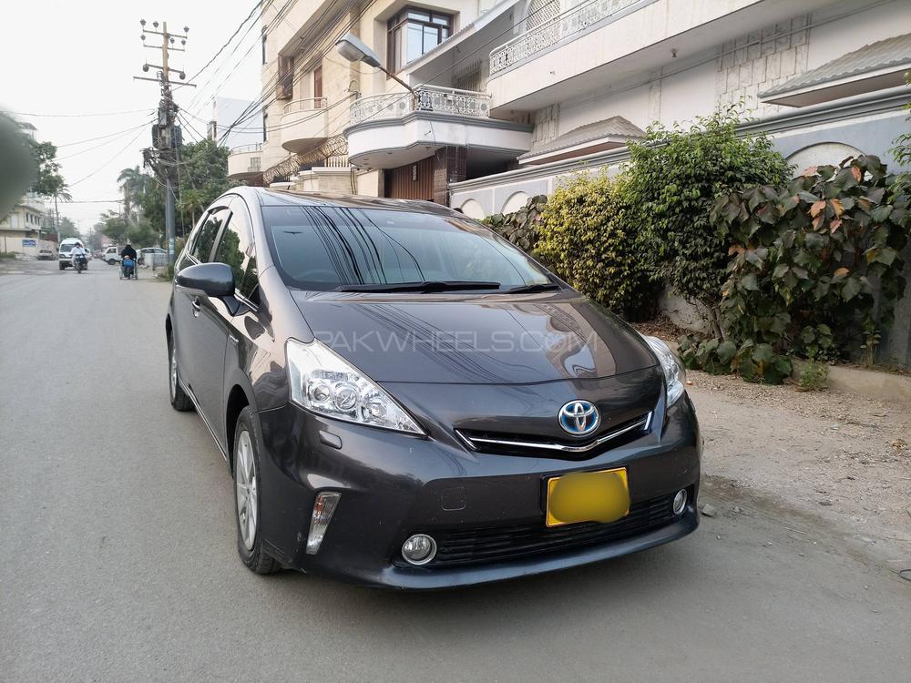 Toyota Prius Alpha 2014 for Sale in Karachi Image-1