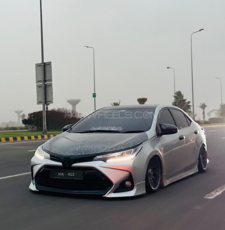 Toyota Corolla - 2018 Gray Image-1