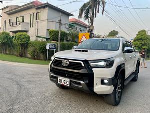 Toyota Hilux Revo V Automatic 3.0  2017 for Sale in Lahore