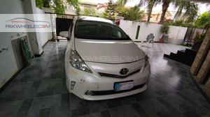 Toyota Prius Alpha S L Selection 2011 for Sale in Islamabad