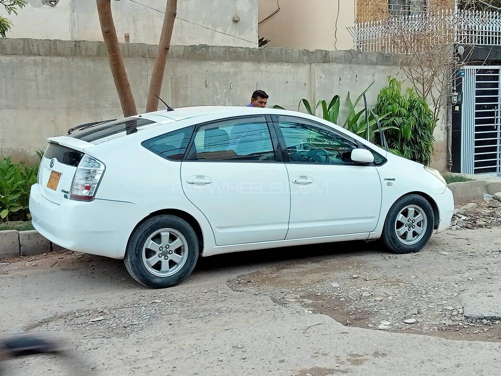 Toyota Prius Alpha 2010 for Sale in Karachi Image-1