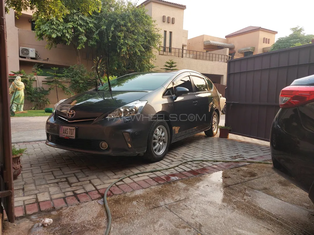 Toyota Prius Alpha 2014 for Sale in Islamabad Image-1