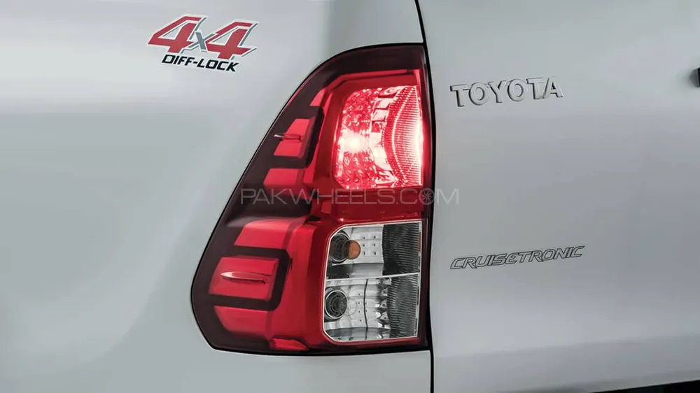 Toyata Revo 2020 Back light cover or tail light cover Image-1