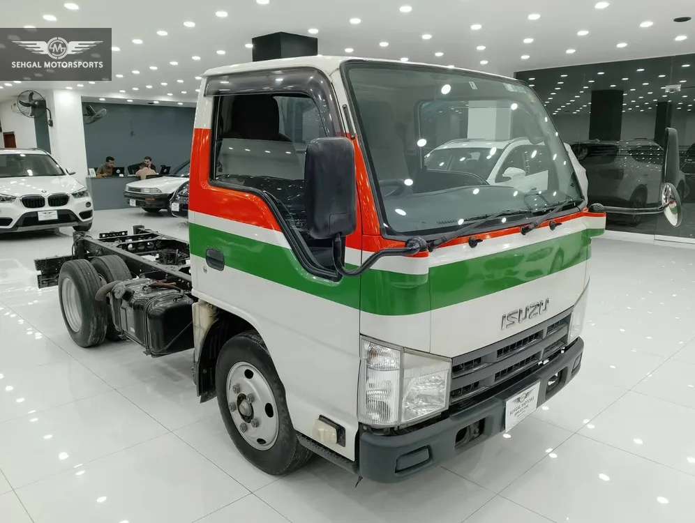 Isuzu NKR 2013 for Sale in Islamabad Image-1