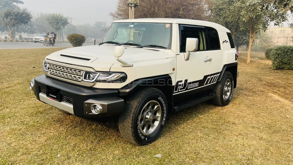 Toyota Fj Cruiser 2012 for Sale in Lahore Image-1
