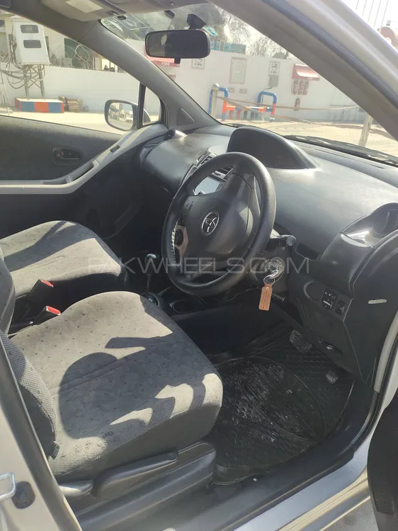 Toyota Vitz 2010 for Sale in Attock Image-1