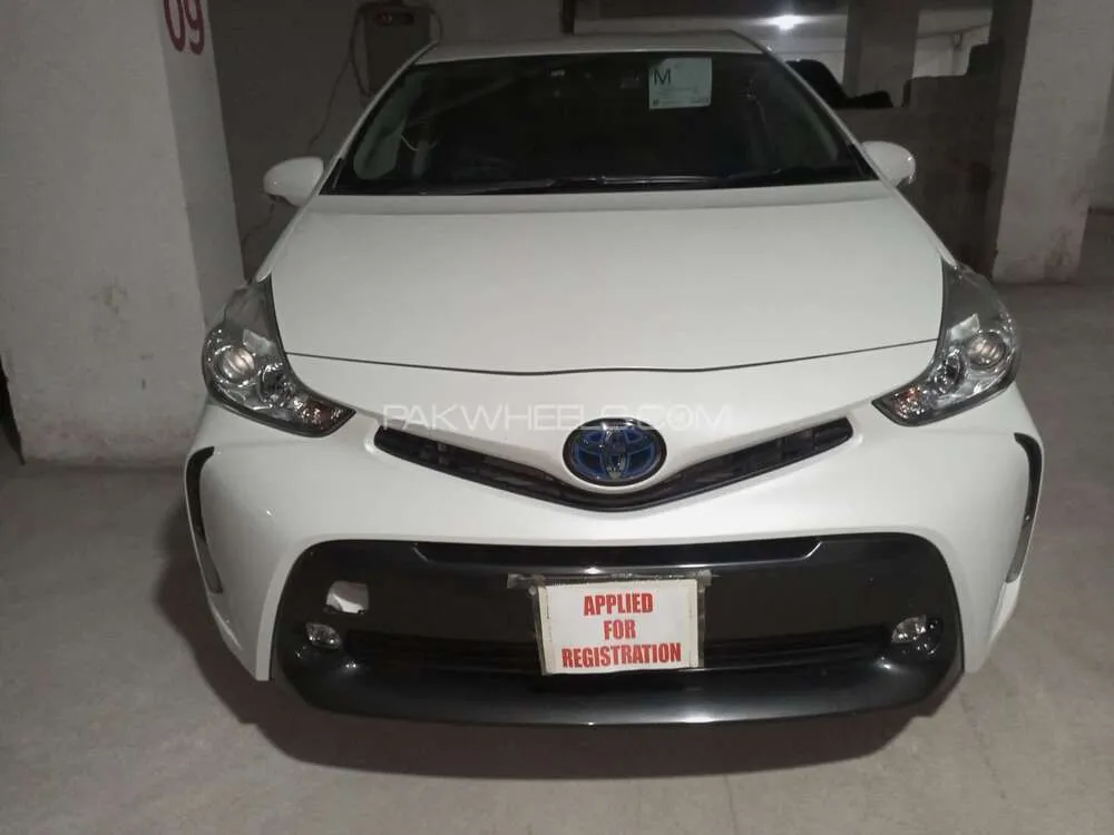 Toyota Prius Alpha 2018 for Sale in Karachi Image-1